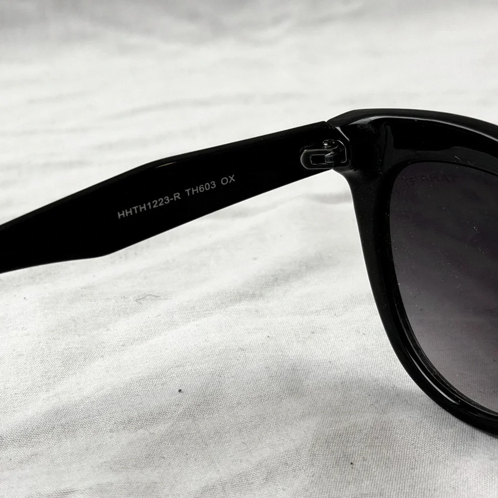 Tahari Womens Black Cat Eye Sunglasses Grey Snakeskin Temple Excellent Condition